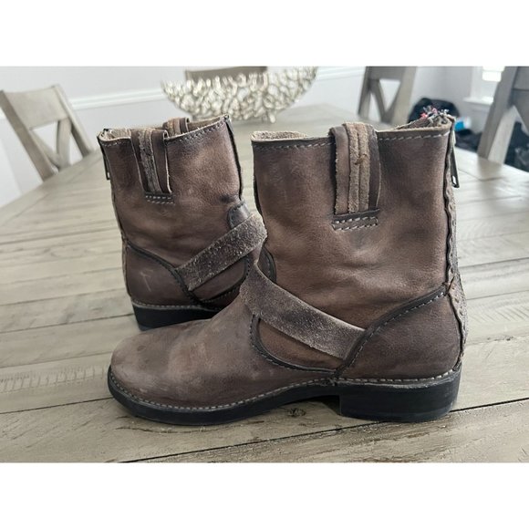 FRYE Vicky Artisan Back Zip Charcoal Distressed Leather Moto Boots - Size 7 - Picture 7 of 9